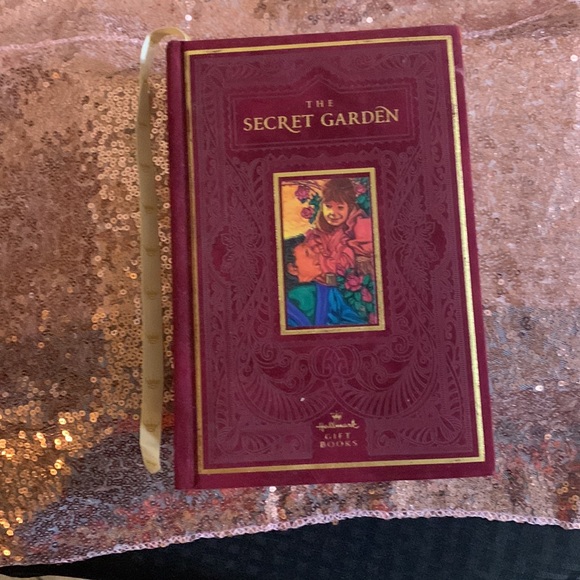 The Secret Garden Hallmark Gift Books by Frances Hodgkin  Burnett - EUC - Picture 3 of 4